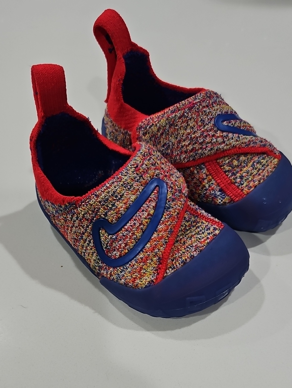 Nike Kids "Flyknit" Multicolor Knit Shoes with Blue Toe and Red Trim Sz 4c